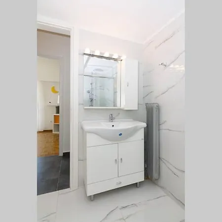 Brand New Stylish 2 Bedroom *