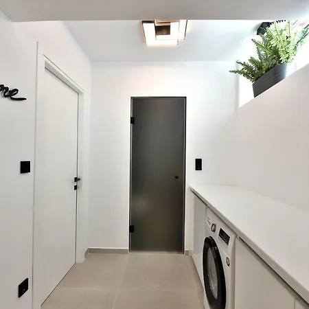 Phaedrus Living Center Luxury Flat Skoufa Apartment