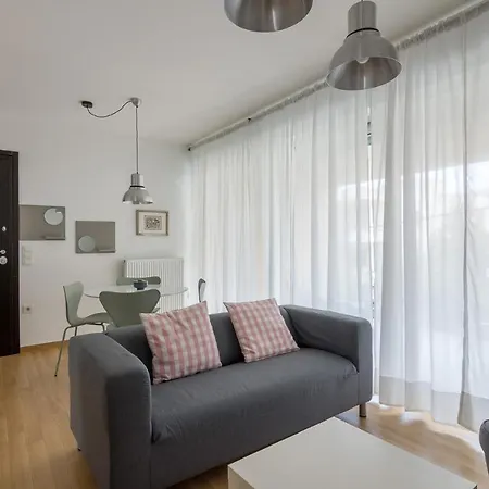 Bright Flat For 4 Near The Subway