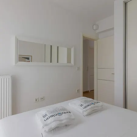 Bright Flat For 4 Near The Subway