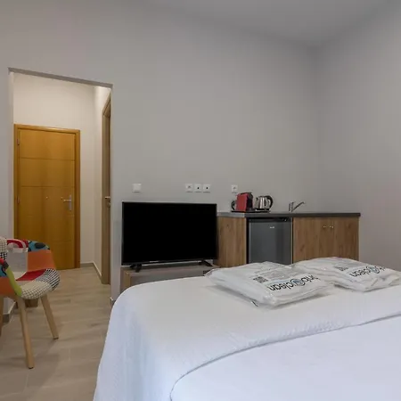 105 Adrianou Plaka *