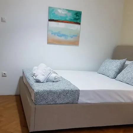 Apricot - Center, 6 Bd, 2.5 Bath Apartment Athens