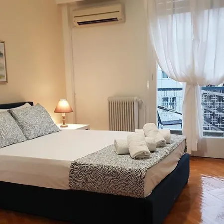 Apricot - Center, 6 Bd, 2.5 Bath Apartment Athens