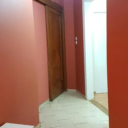 Apricot - Center, 6 Bd, 2.5 Bath Apartment