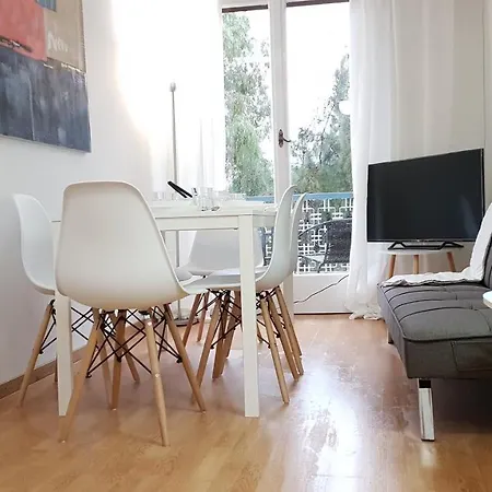 Apricot - Center, 6 Bd, 2.5 Bath Apartment Athens