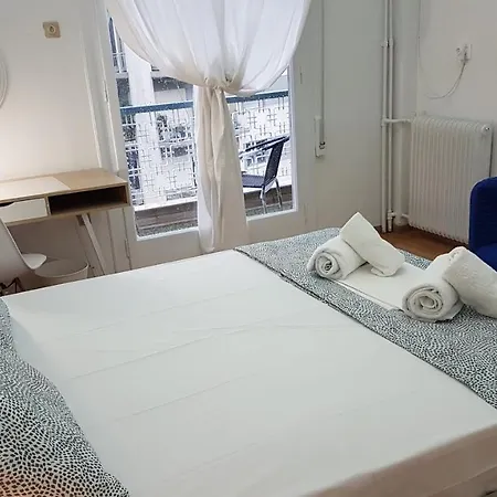 Apricot - Center, 6 Bd, 2.5 Bath Apartment Athens