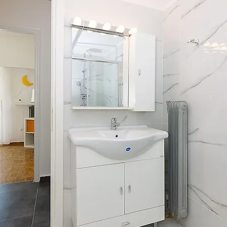Brand New Stylish 2 Bedroom Apartment *