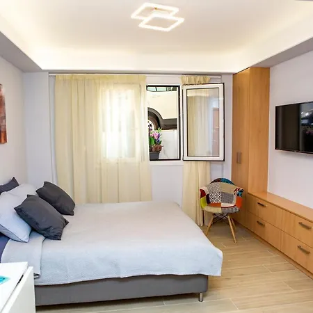 With Amenities In Kolonaki
