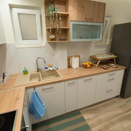Apartment Two Bedroom With Hidden Garden *