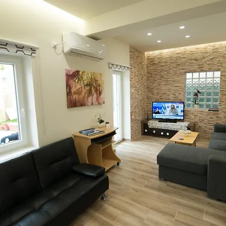 Two Bedroom With Hidden Garden * Athens
