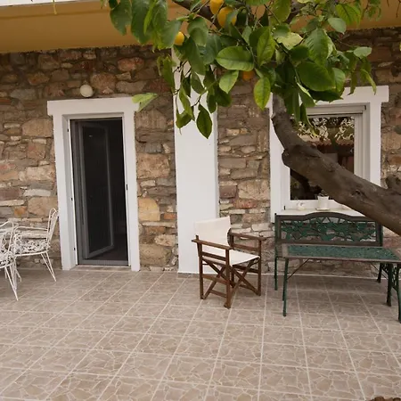 Two Bedroom With Hidden Garden Apartment