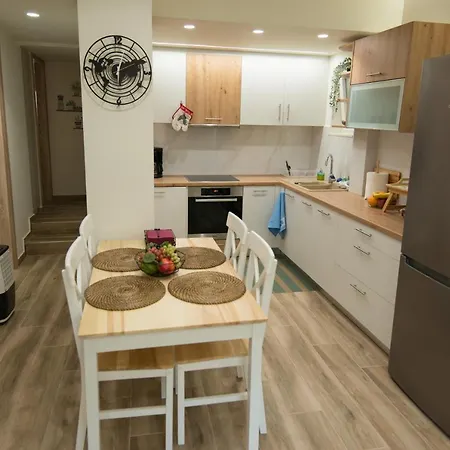 Apartment Two Bedroom With Hidden Garden *