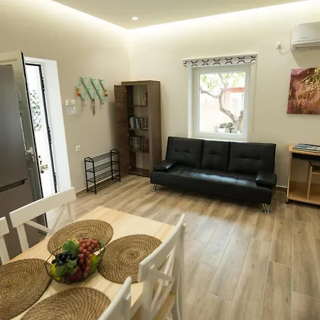 Apartment Two Bedroom With Hidden Garden *