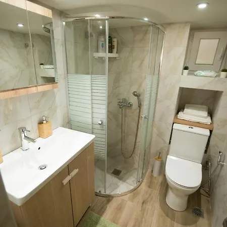 Two Bedroom With Hidden Garden