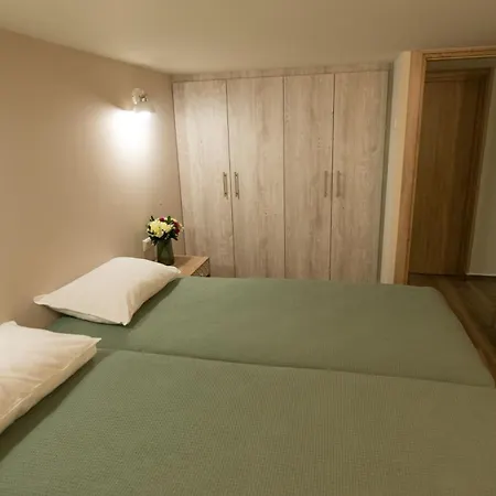 Apartment Two Bedroom With Hidden Garden *