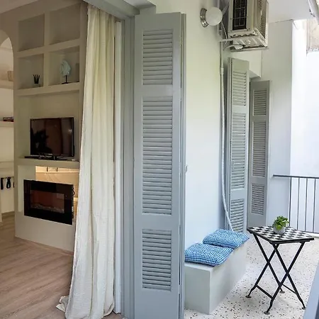 Romantic With Hot Tub Next To Acropolis *