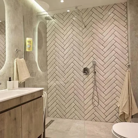 Апартаменты Chic With Comforts In The Heart Of Athens!