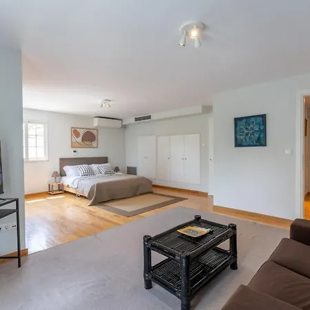 Luxury 3-bedroom House In Glyfada Apartment *