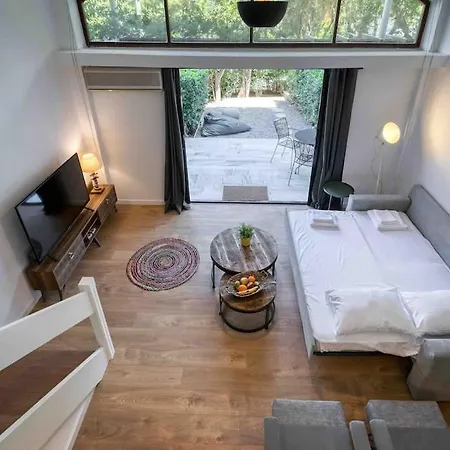 The Four Seasons Vouliagmeni Escape Apartment *