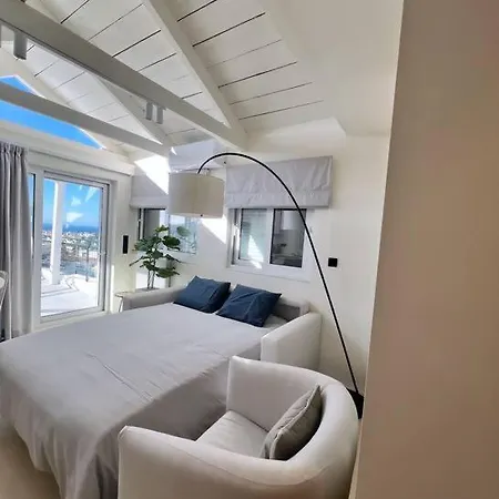 Luxury Penthouse W/ Sea View Apartment *