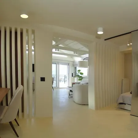 Luxury Penthouse W/ Sea View *