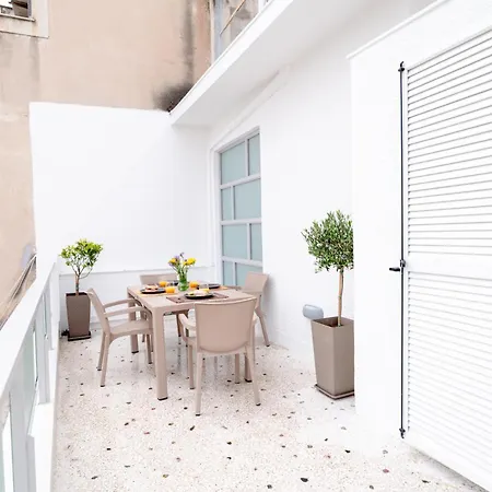 Marilora's House. Charming Urban Retreat