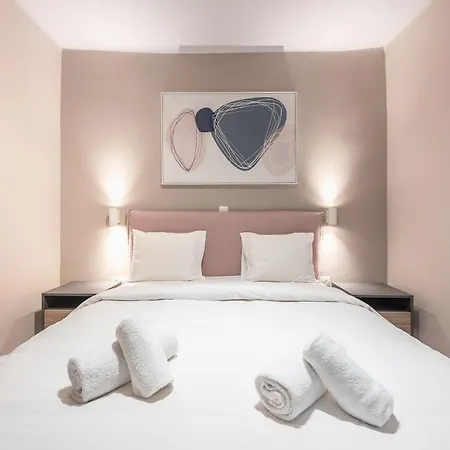 Center Retreat: Modern Two Bedroom * Atene