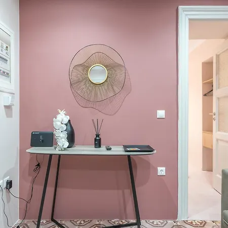 Center Retreat: Modern Two Bedroom Atene