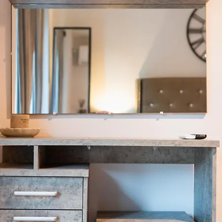 Apartment Lux Modern Apt: Renovated Retreat Near Eden Athens