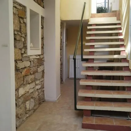 Two Bedroom With Hidden Garden *