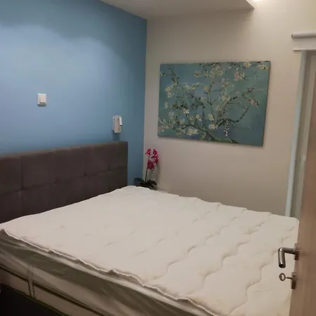 Two Bedroom With Hidden Garden