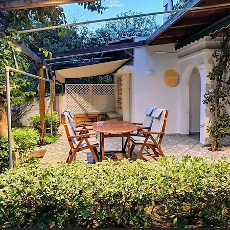 Cozy Garden House In The Center Of Glyfada