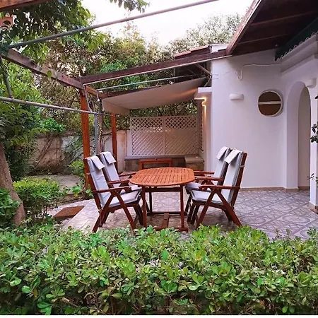 Cozy Garden House In The Center Of Glyfada Apartment