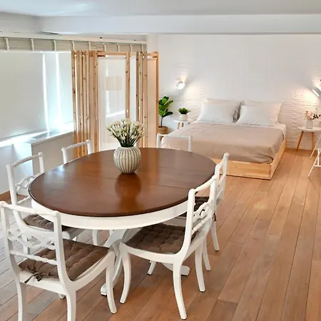 Bright And Comfy In The Heart Of דירה