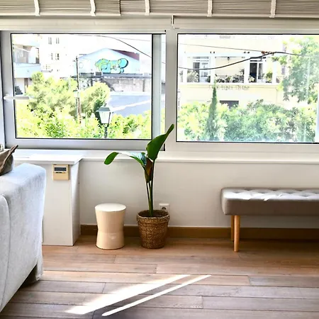Bright And Comfy In The Heart Of דירה