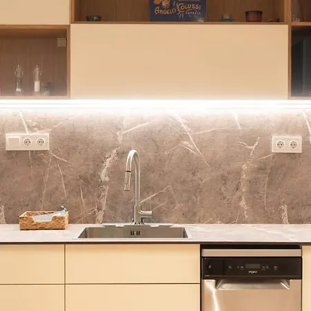 Daire 2br 5' From Filopappou