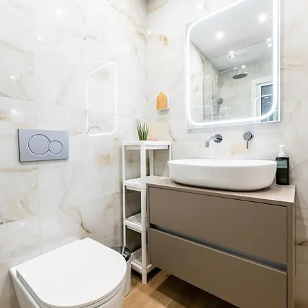 Apartment Bright And Stylish In Palaio Faliro