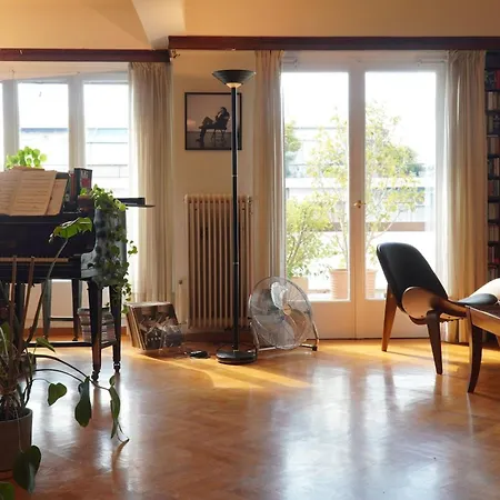 Διαμέρισμα Chic 2br Bright Penthouse With Open Wood Staircase *