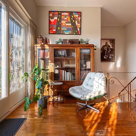 Chic 2br Bright Penthouse With Open Wood Staircase *