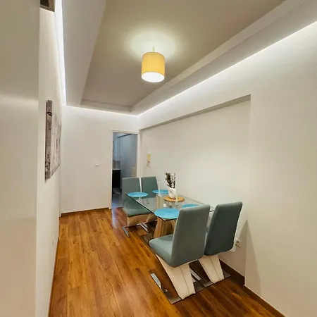 Charming House By The Apartment *