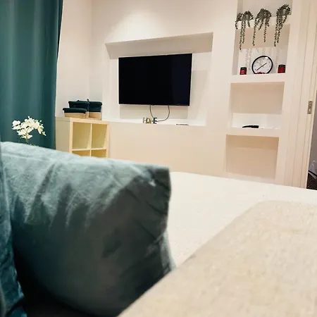 Charming House By The Apartment *
