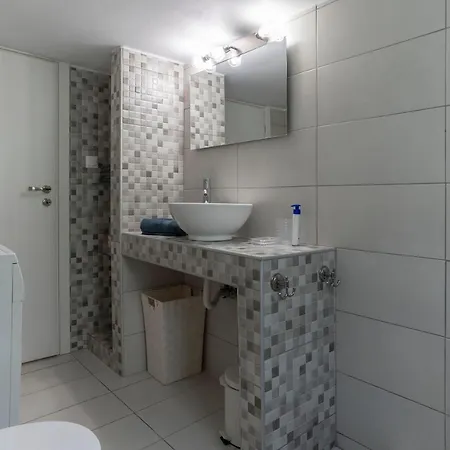 Casa Bonita, House With Private Entrance And Garden, Between Center And Sea * Athens