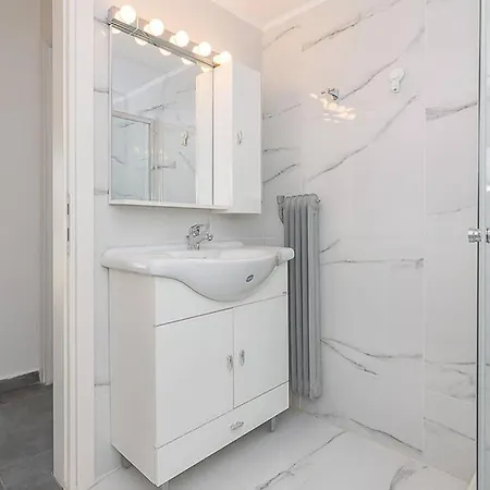 Brand New Stylish 2 Bedroom *