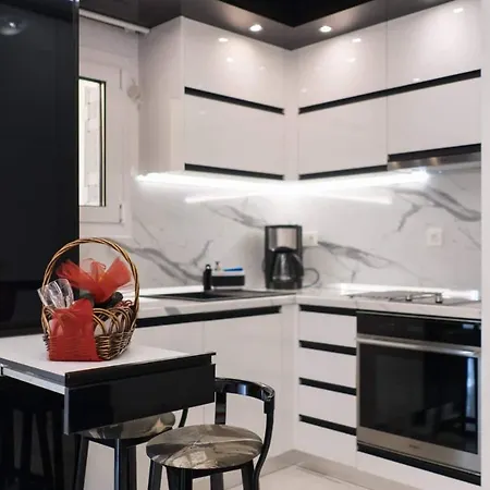 Affordable Luxury Close To Ampelokipi Metro Apartment