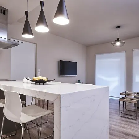 Charitos Iχ, Chic N Modern 2bd Apartment *