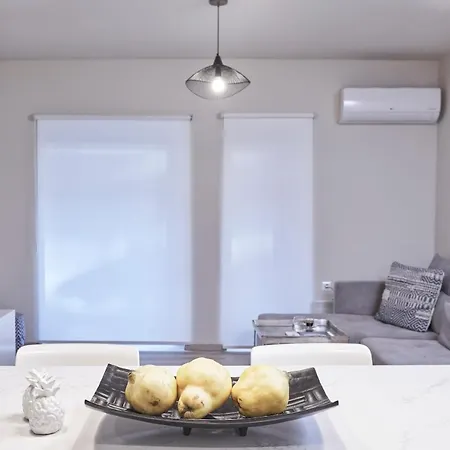 Charitos Iχ, Chic N Modern 2bd Apartment *
