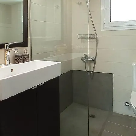 Cozy Stylish Apt., 800m To Metro, 2min To Highway Apartment