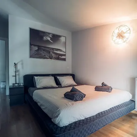 Minimal Brand New Loft Next To Subway Apartment *