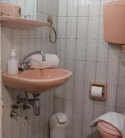 Lobelia Centre -5 Bd, 2.5 Bath *