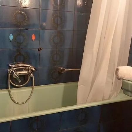 Lobelia Centre -5 Bd, 2.5 Bath Apartment *